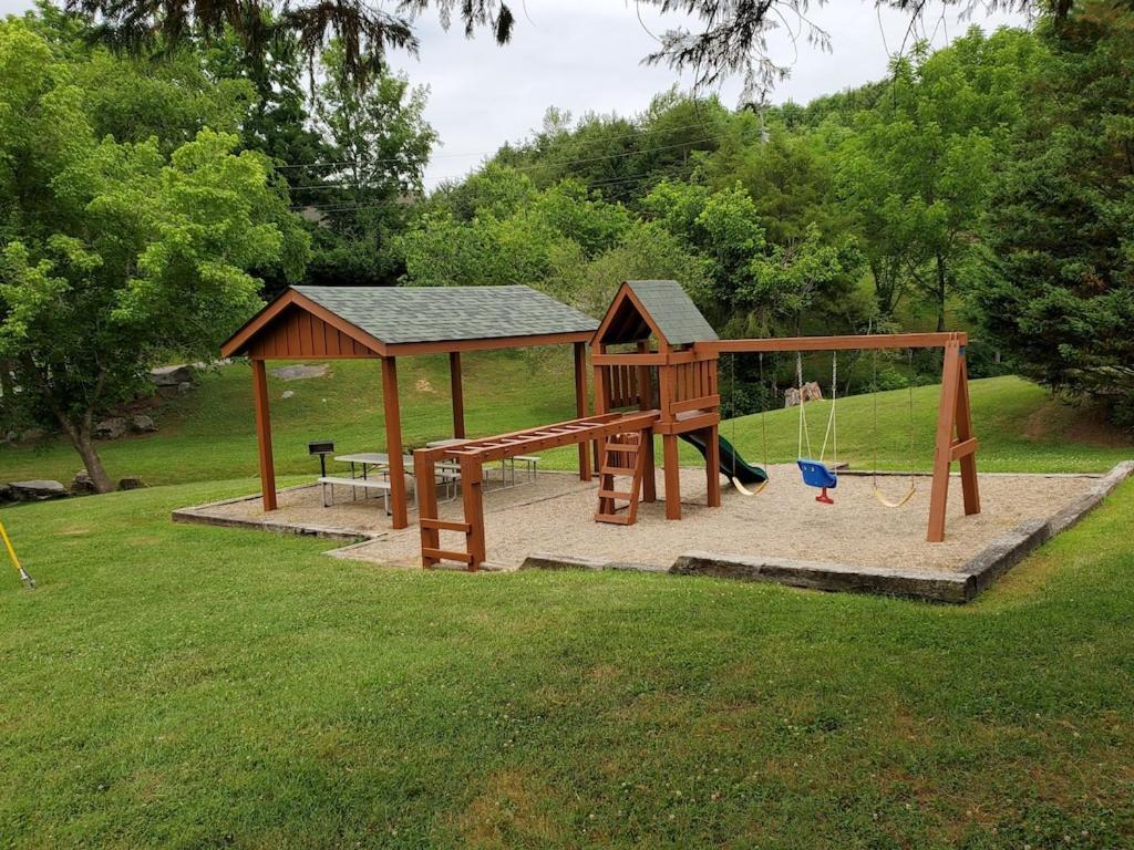 Story Brook: Beautiful True Log Cabin! Close To Dollywood, State Park, And More! Holiday home