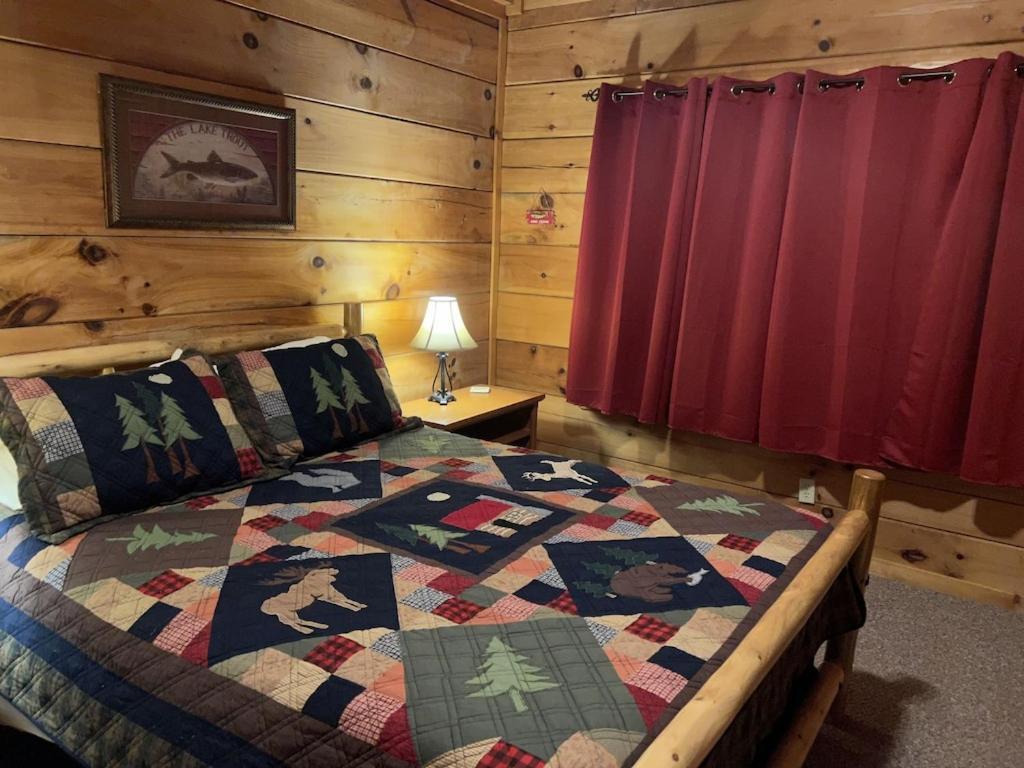 Story Brook: Beautiful True Log Cabin! Close To Dollywood, State Park, And More! Holiday home *