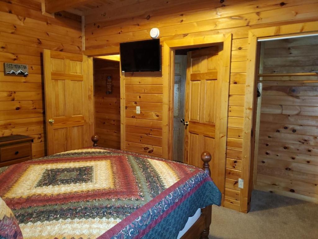 Story Brook: Beautiful True Log Cabin! Close To Dollywood, State Park, And More! Holiday home
